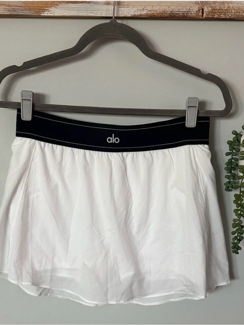 NWOT ALO Yoga Match Point White Tennis Skirt with Black Waistband Shorts